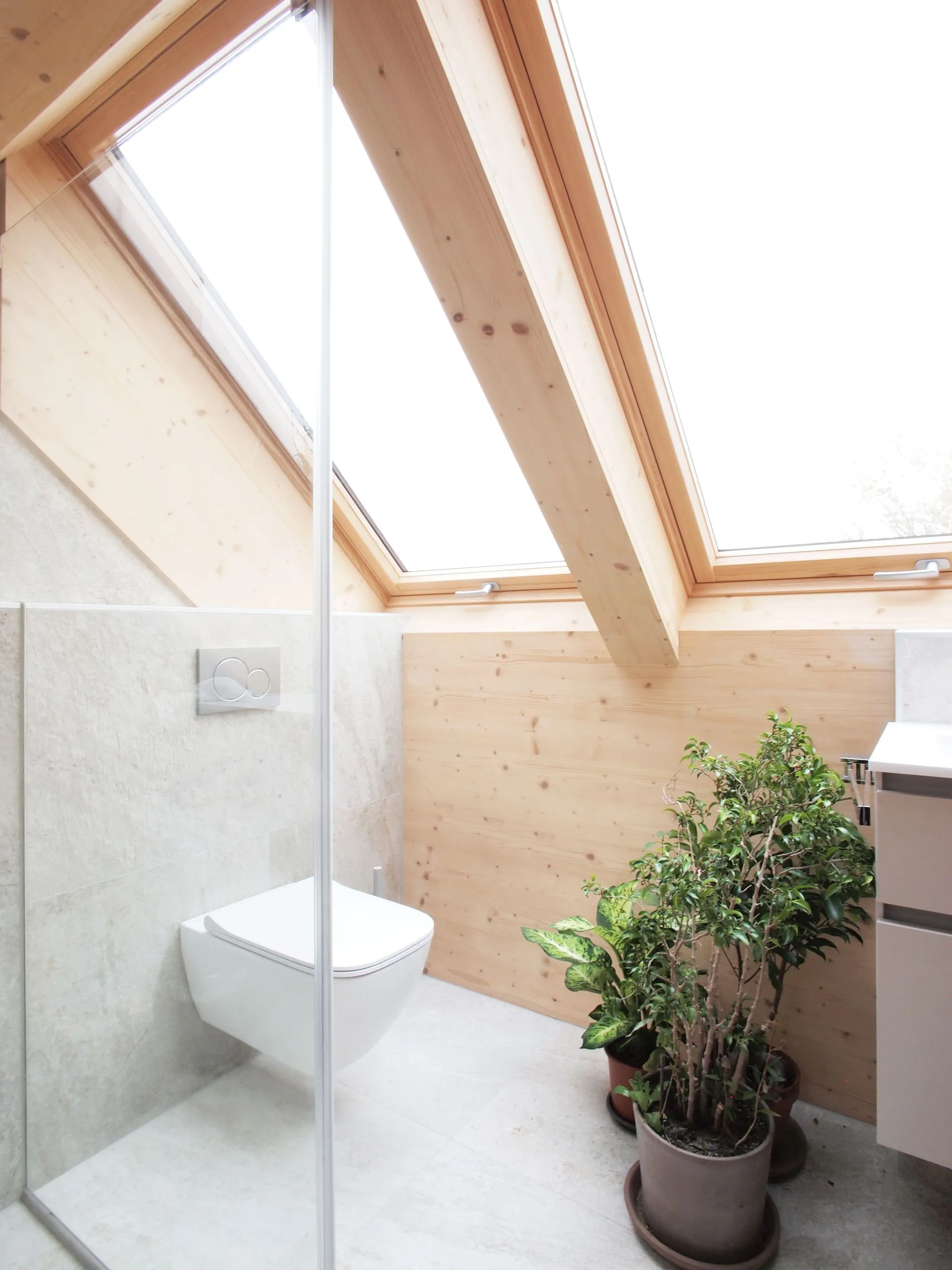 Doppelhaus Kolbetergasse - Bad mit Dachfenster und Massivholz