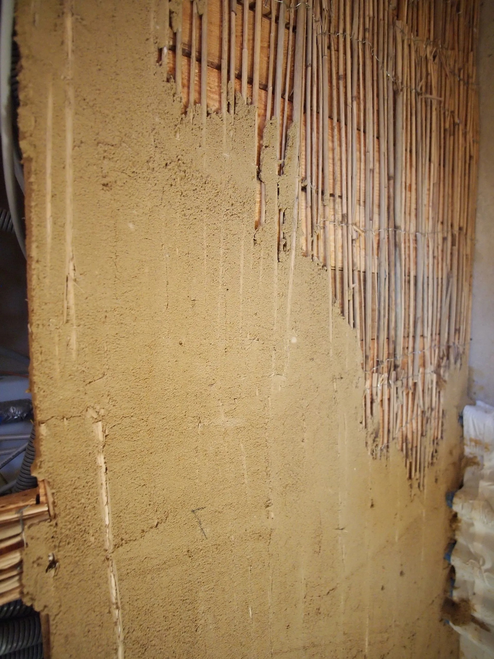 Doppelhaus Kolbetergasse - Lehmputz auf Schilfträger Detail